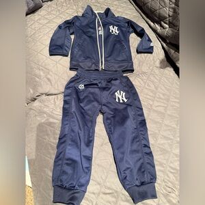 NY Yankees Majestic Navy Blue Kids Jogger Set 18M with matching t-shirt